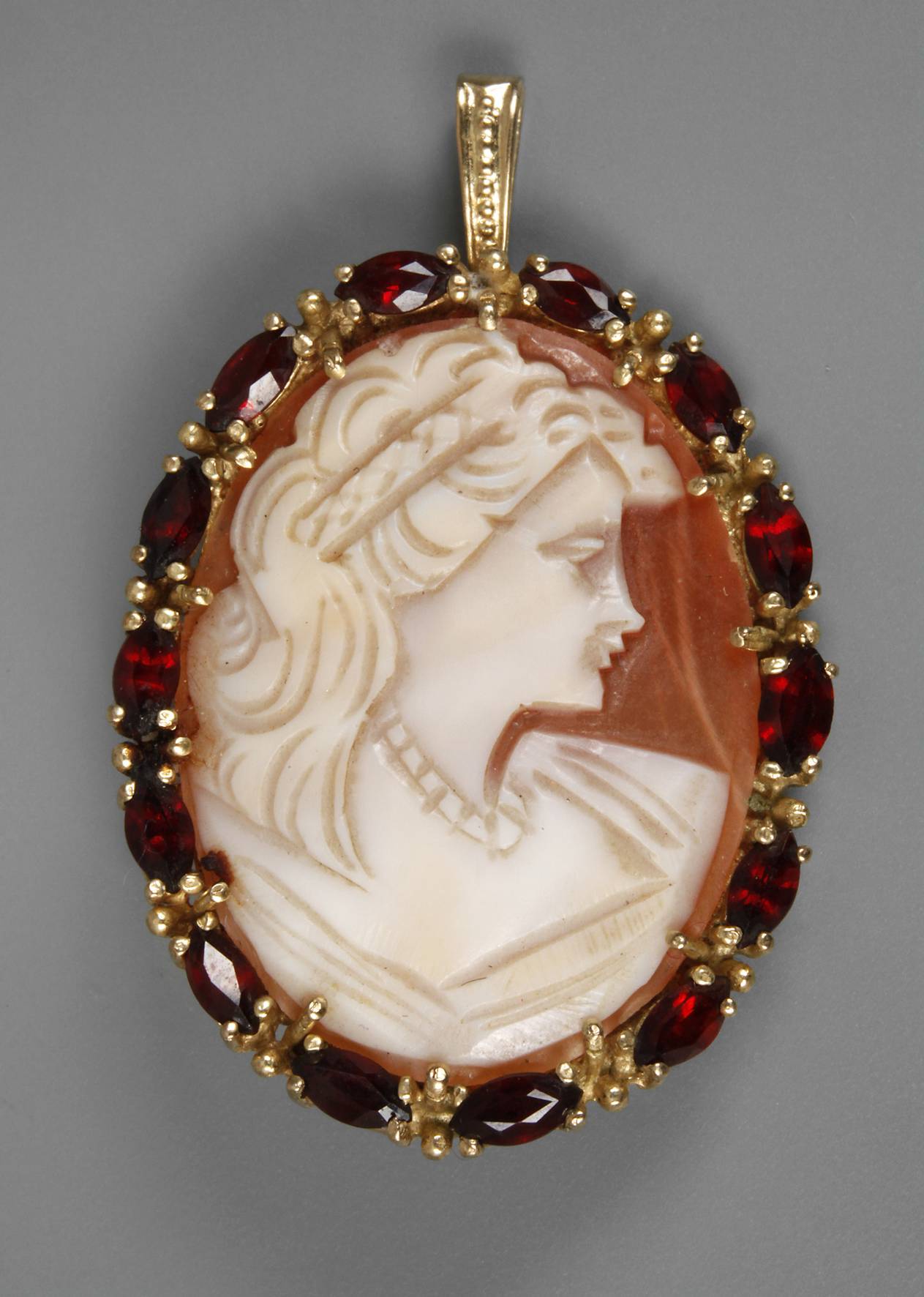 Brosche mit Muschelkamee und Granaten