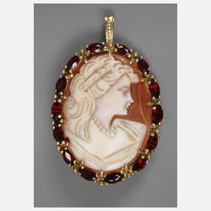 Brosche mit Muschelkamee und Granaten