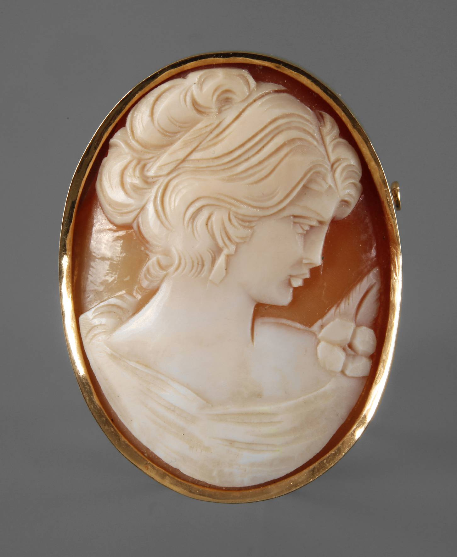 Brosche mit Muschelkamee