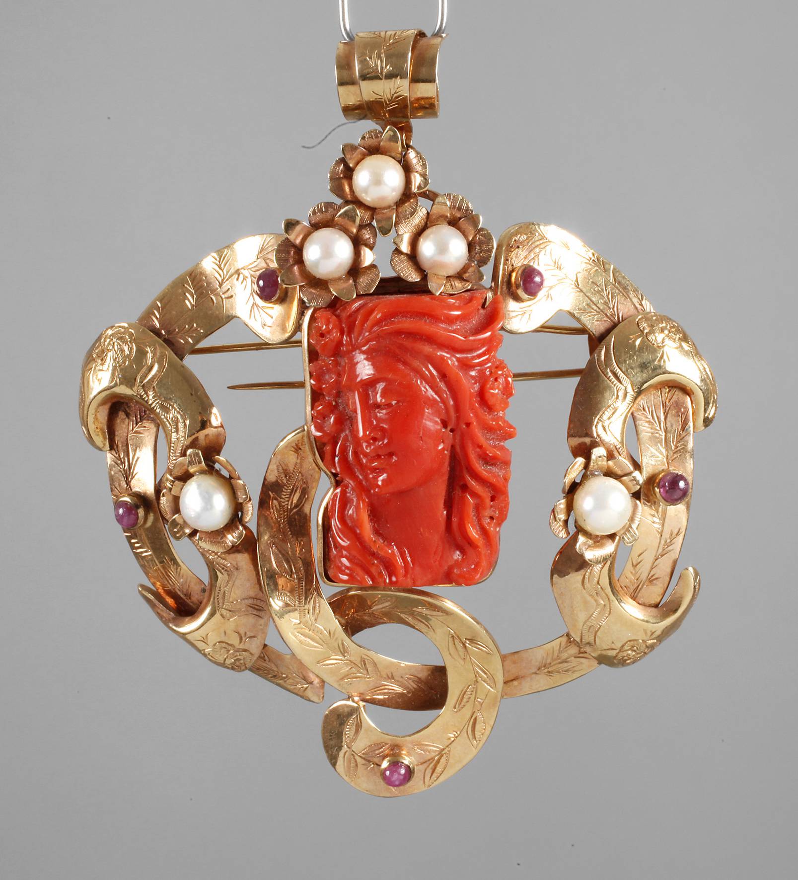 Große Brosche mit Perlen und gravierter Koralle