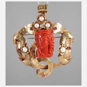 Große Brosche mit Perlen und gravierter Koralle