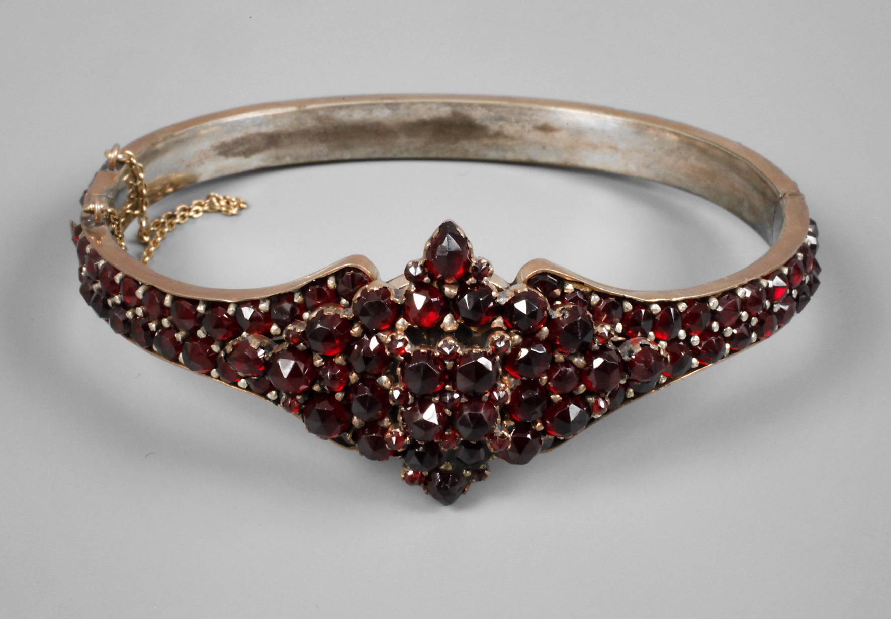 Armreif mit Granatbesatz