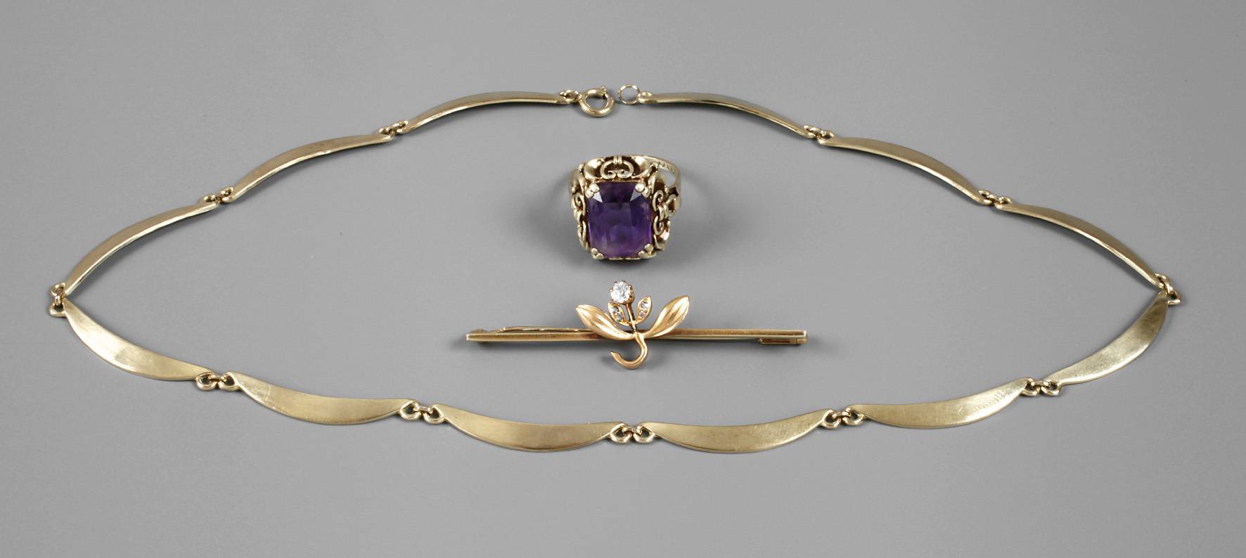 Drei Teile Goldschmuck