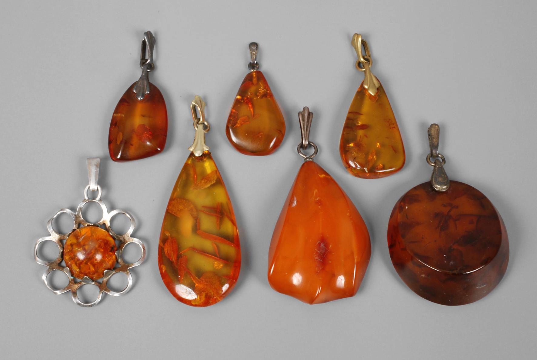Konvolut Bernsteinanhänger
