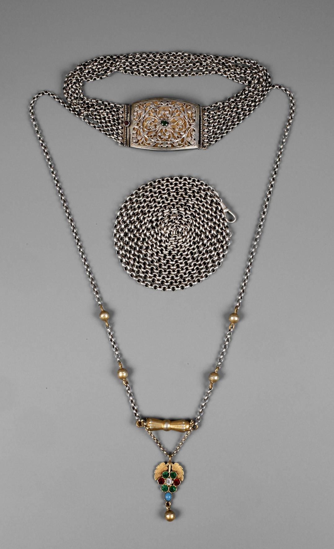 Ungewöhnliches Kropfband und lange Uhrenkette