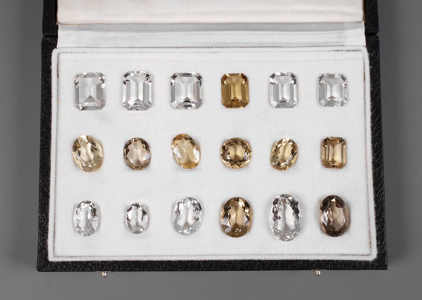Sammlung facettierte Quarze im Etui