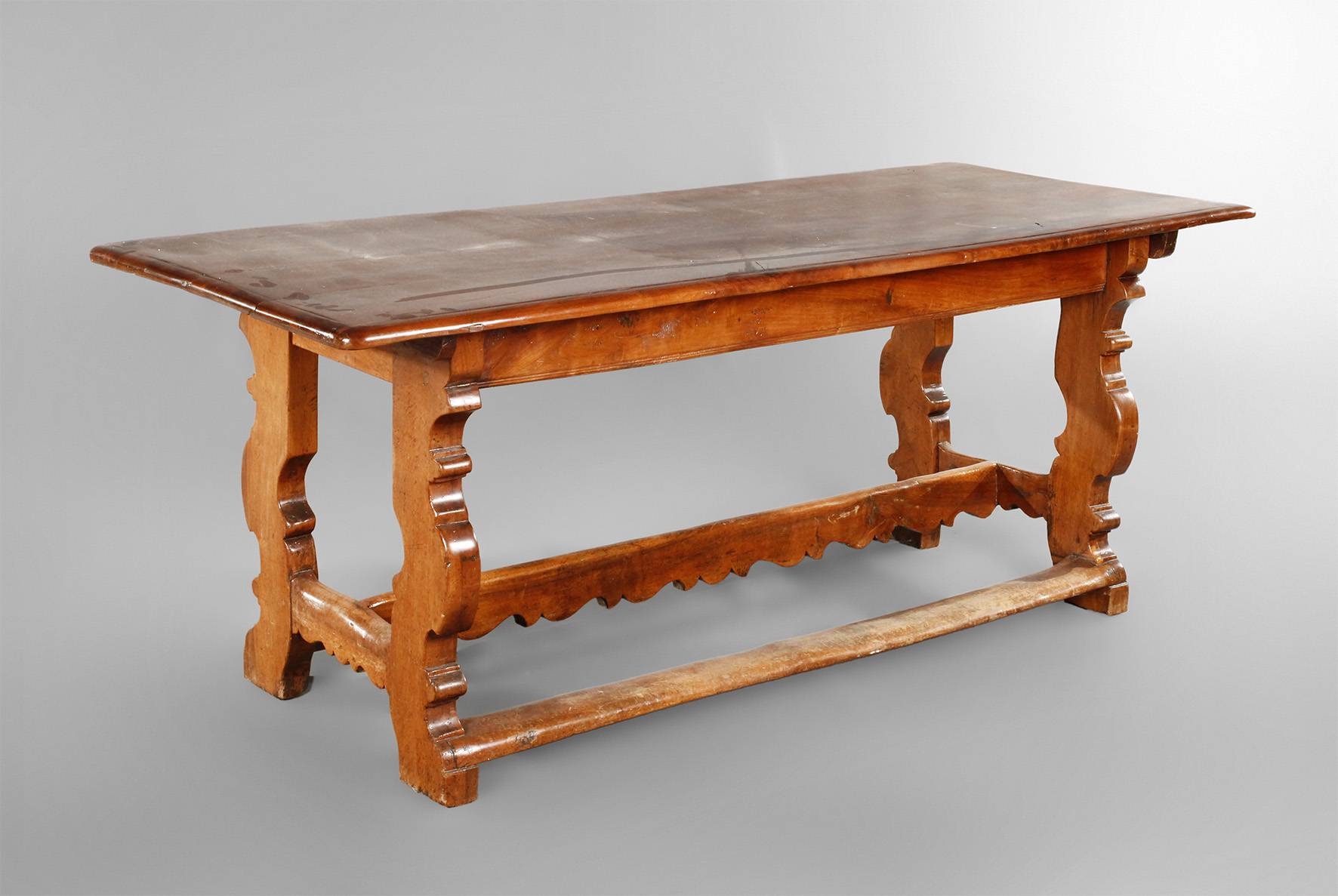 Großer barocker Esstisch