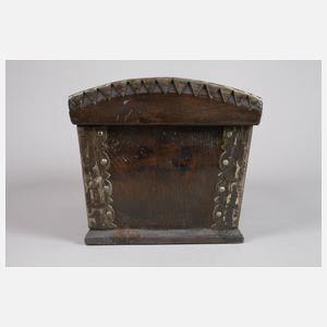 Kleine Truhe im Barockstil