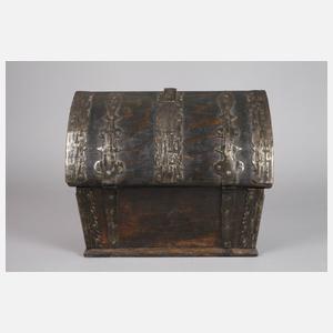 Kleine Truhe im Barockstil