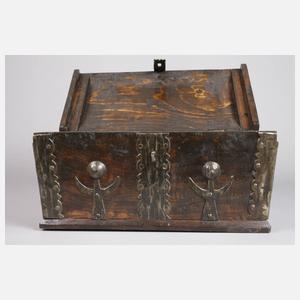 Kleine Truhe im Barockstil