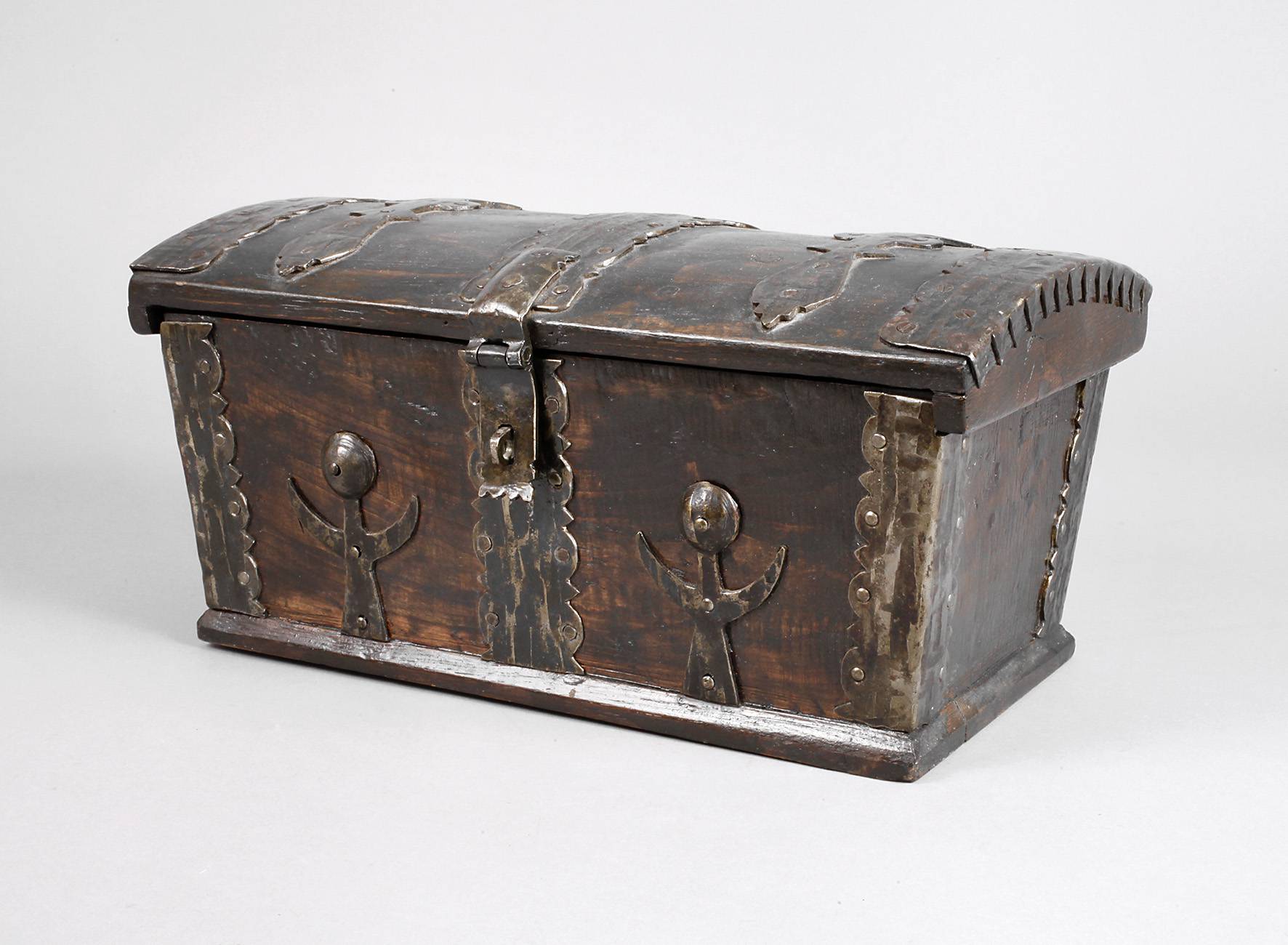 Kleine Truhe im Barockstil