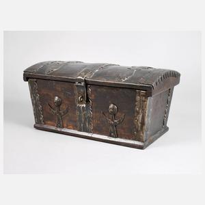 Kleine Truhe im Barockstil