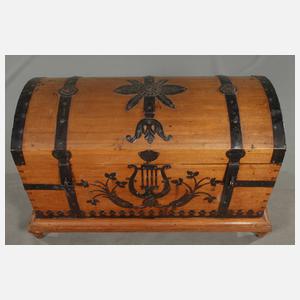 Kleine Runddeckeltruhe Nussbaum