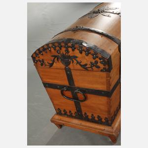 Kleine Runddeckeltruhe Nussbaum