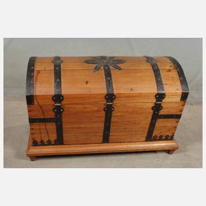 Kleine Runddeckeltruhe Nussbaum