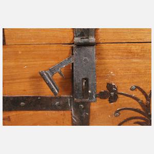 Kleine Runddeckeltruhe Nussbaum