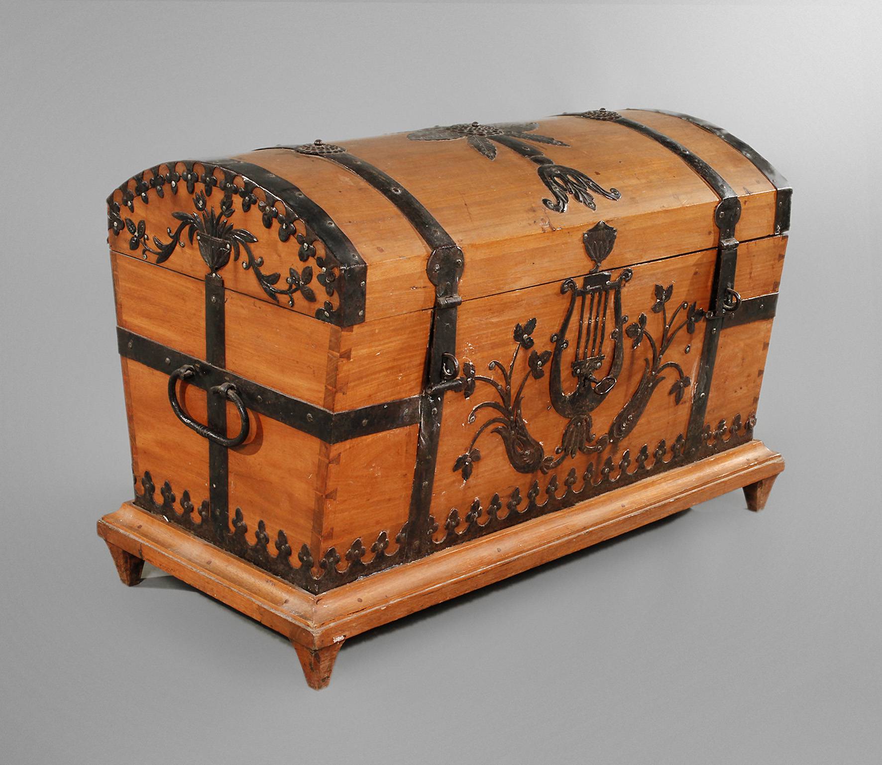 Kleine Runddeckeltruhe Nussbaum