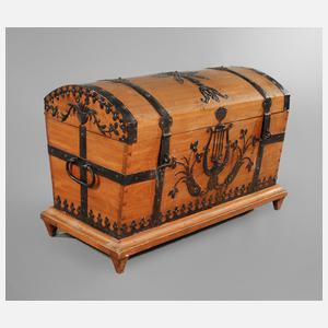 Kleine Runddeckeltruhe Nussbaum