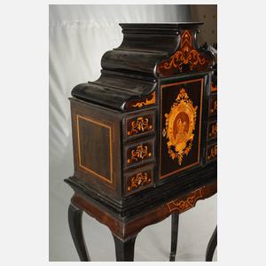 Kleiner Kabinettschrank