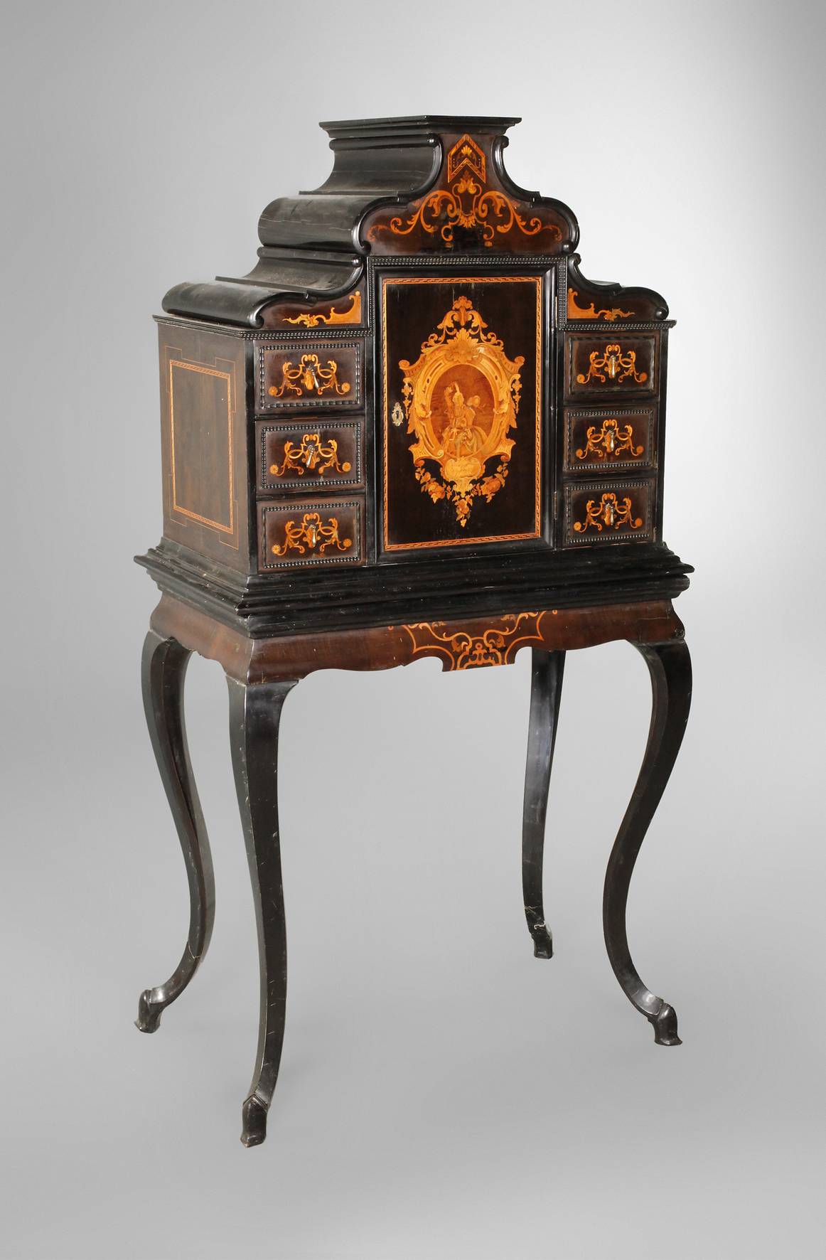 Kleiner Kabinettschrank