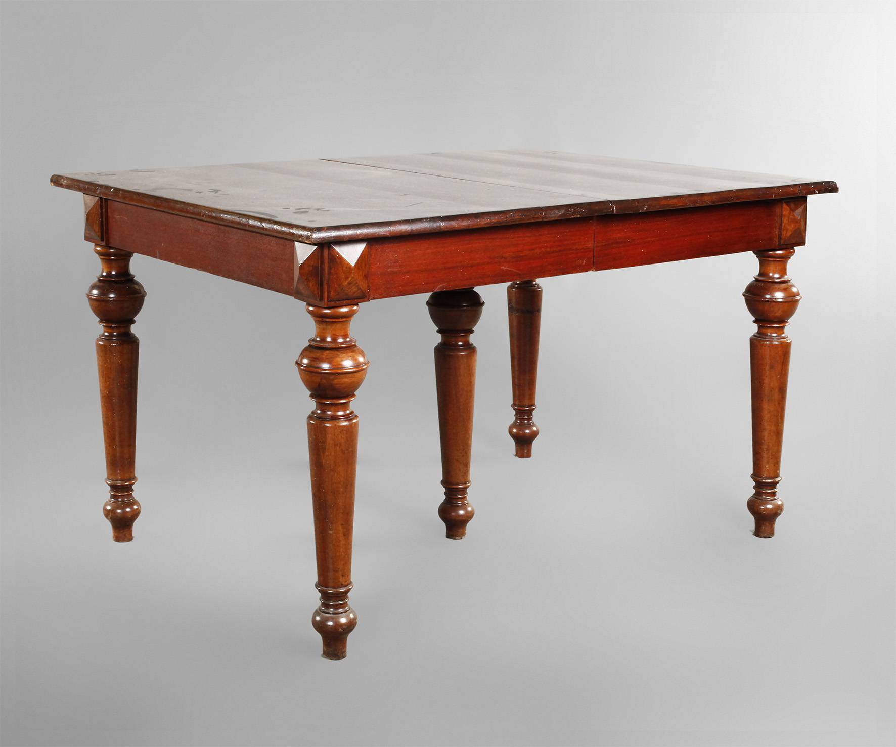 Großer Auszugstisch