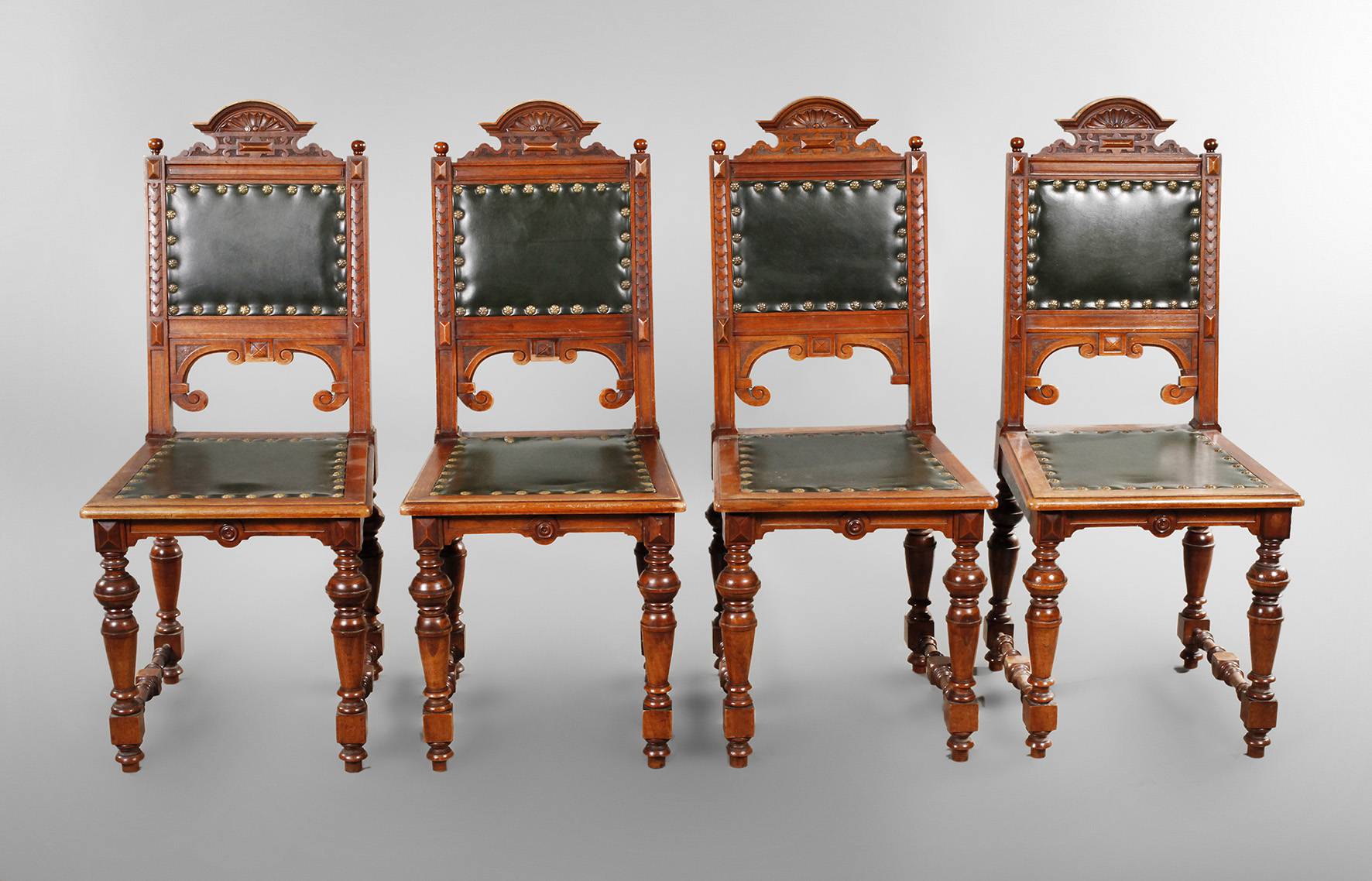 Vier Gründerzeitstühle