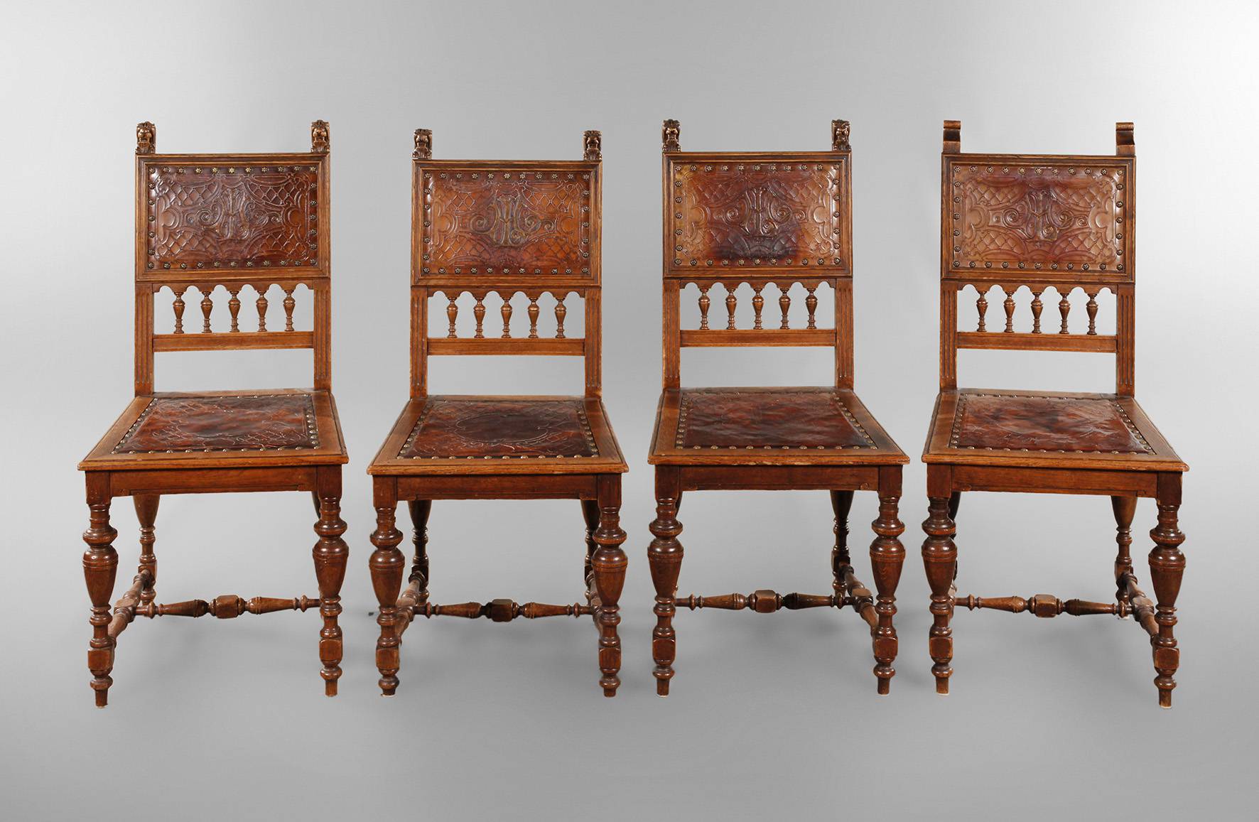 Vier Gründerzeitstühle