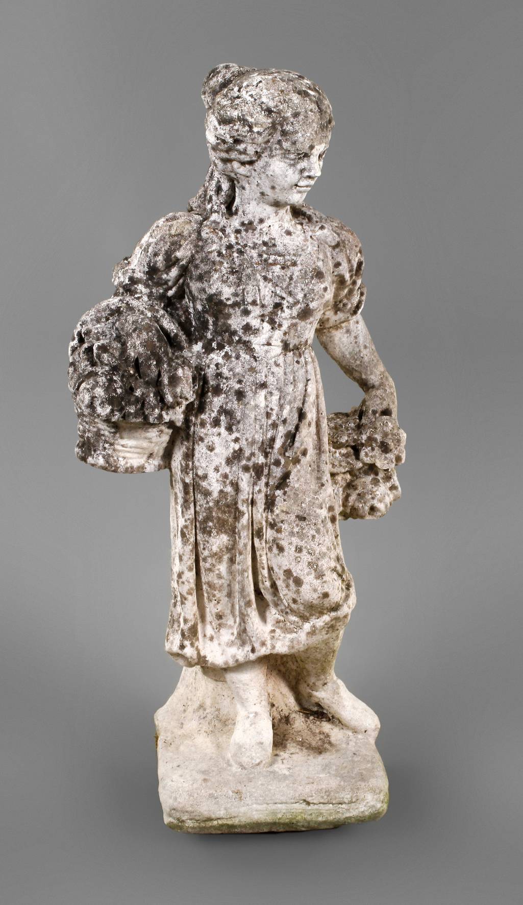 Gartendekoration Mädchen mit Blumenkorb