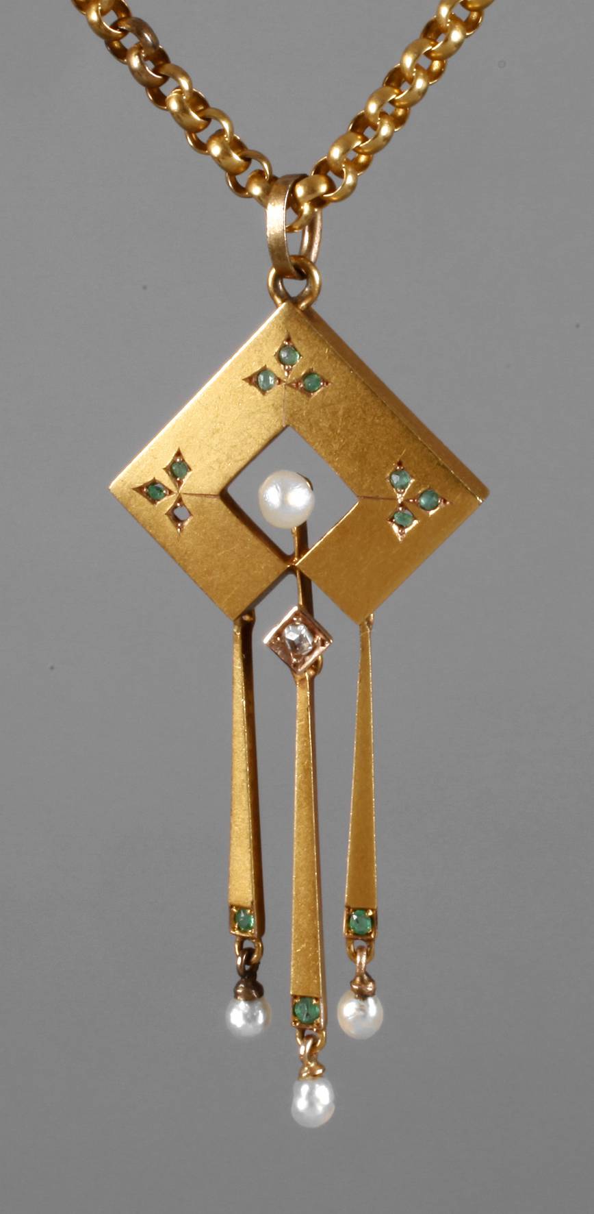 Jugendstilanhänger an Kette