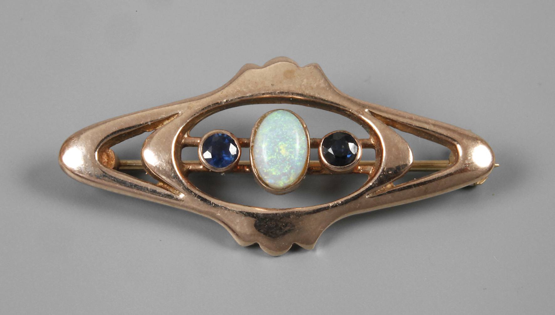 Brosche mit Edelopal und Saphiren