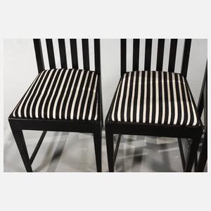 Acht Speisezimmerstühle