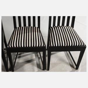 Acht Speisezimmerstühle