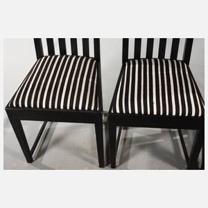 Acht Speisezimmerstühle