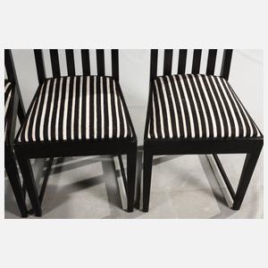 Acht Speisezimmerstühle