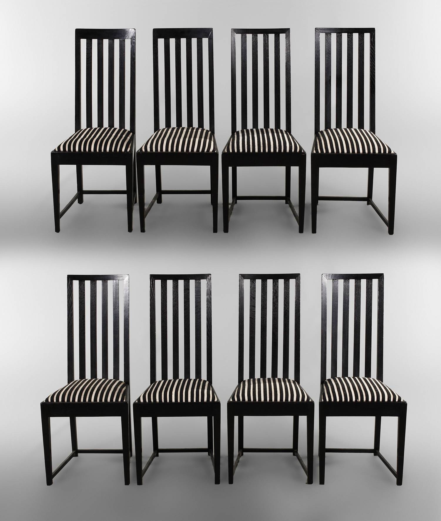 Acht Speisezimmerstühle