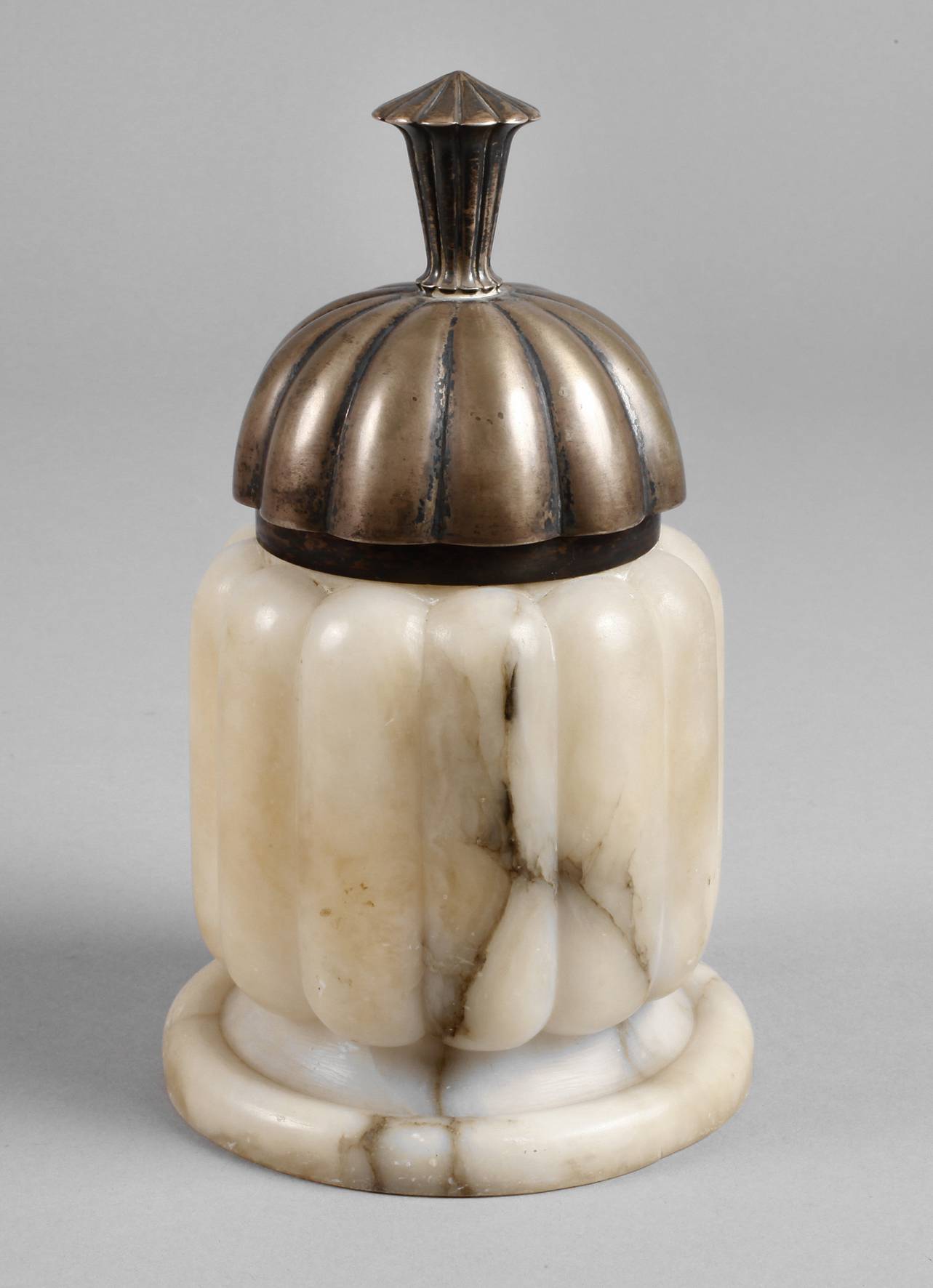 Marmordose mit Silberdeckel