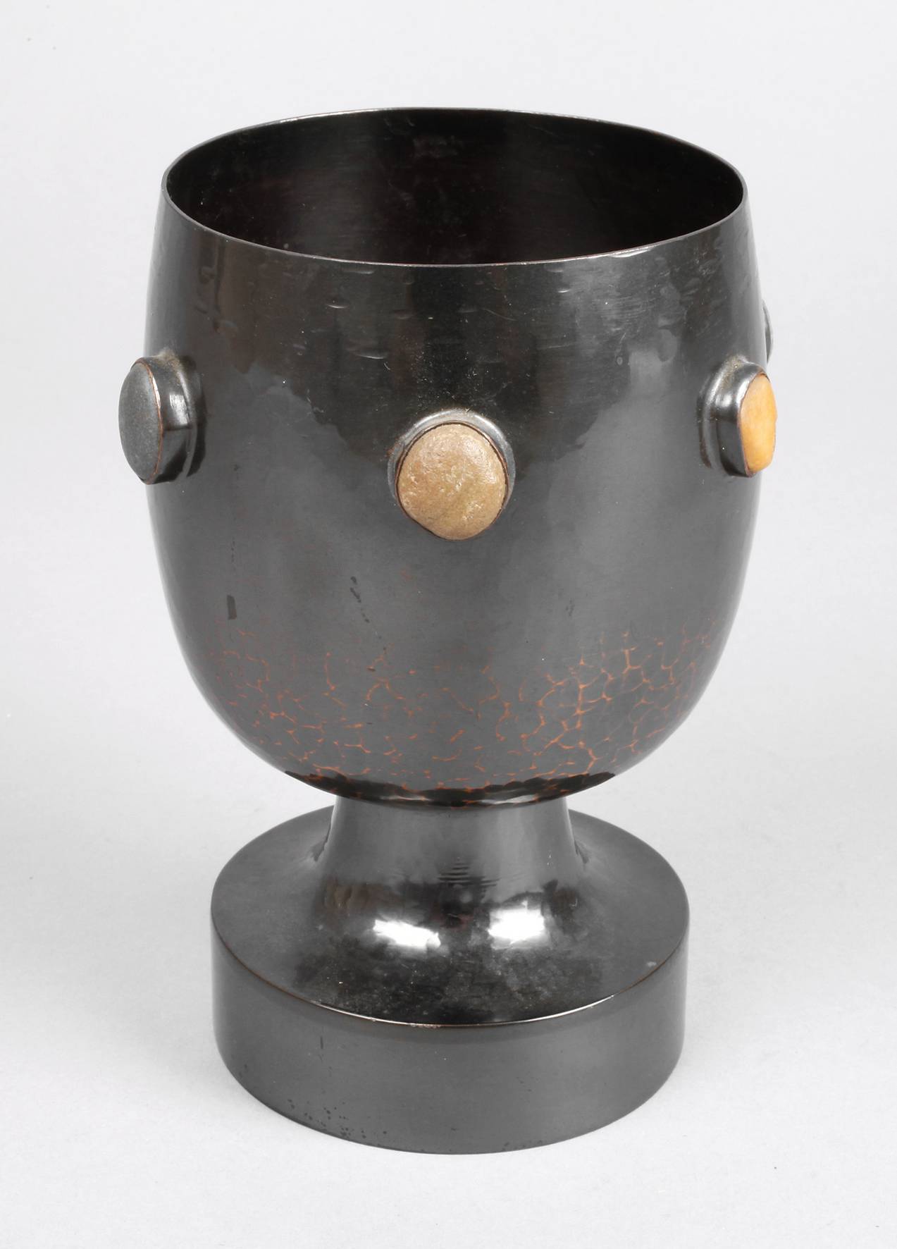 Pokal mit Steinbesatz