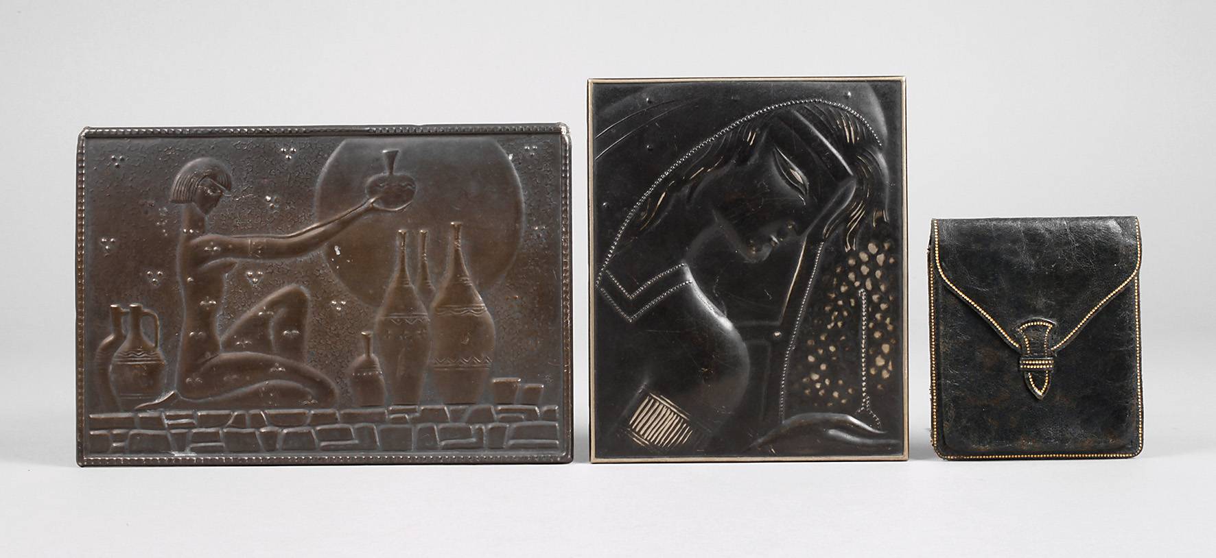 Zwei Wandreliefs und Lederetui