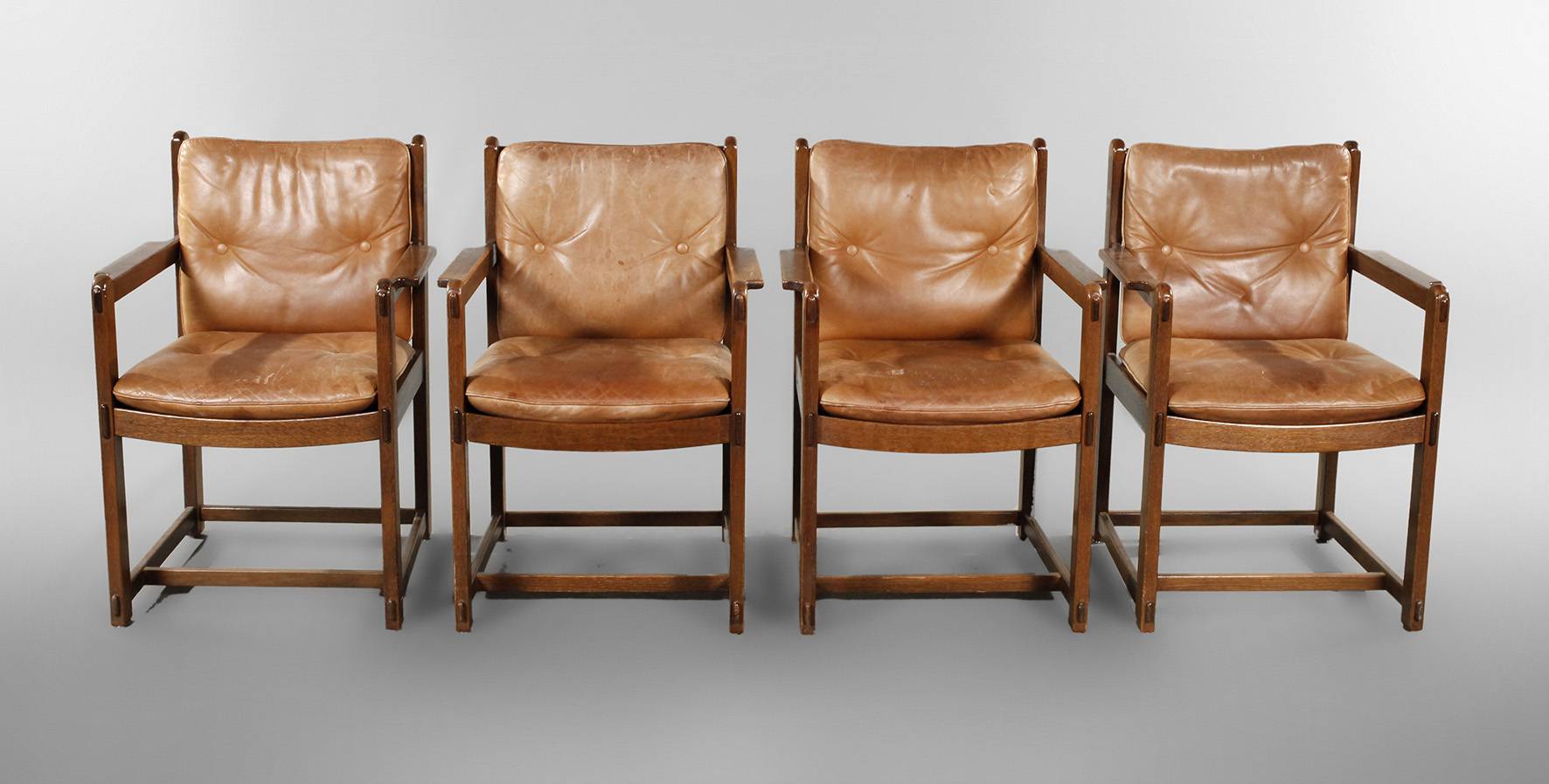 Vier Armlehnsessel