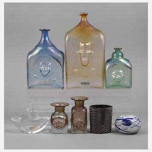 Kosta Boda acht Glasobjekte Studioglas