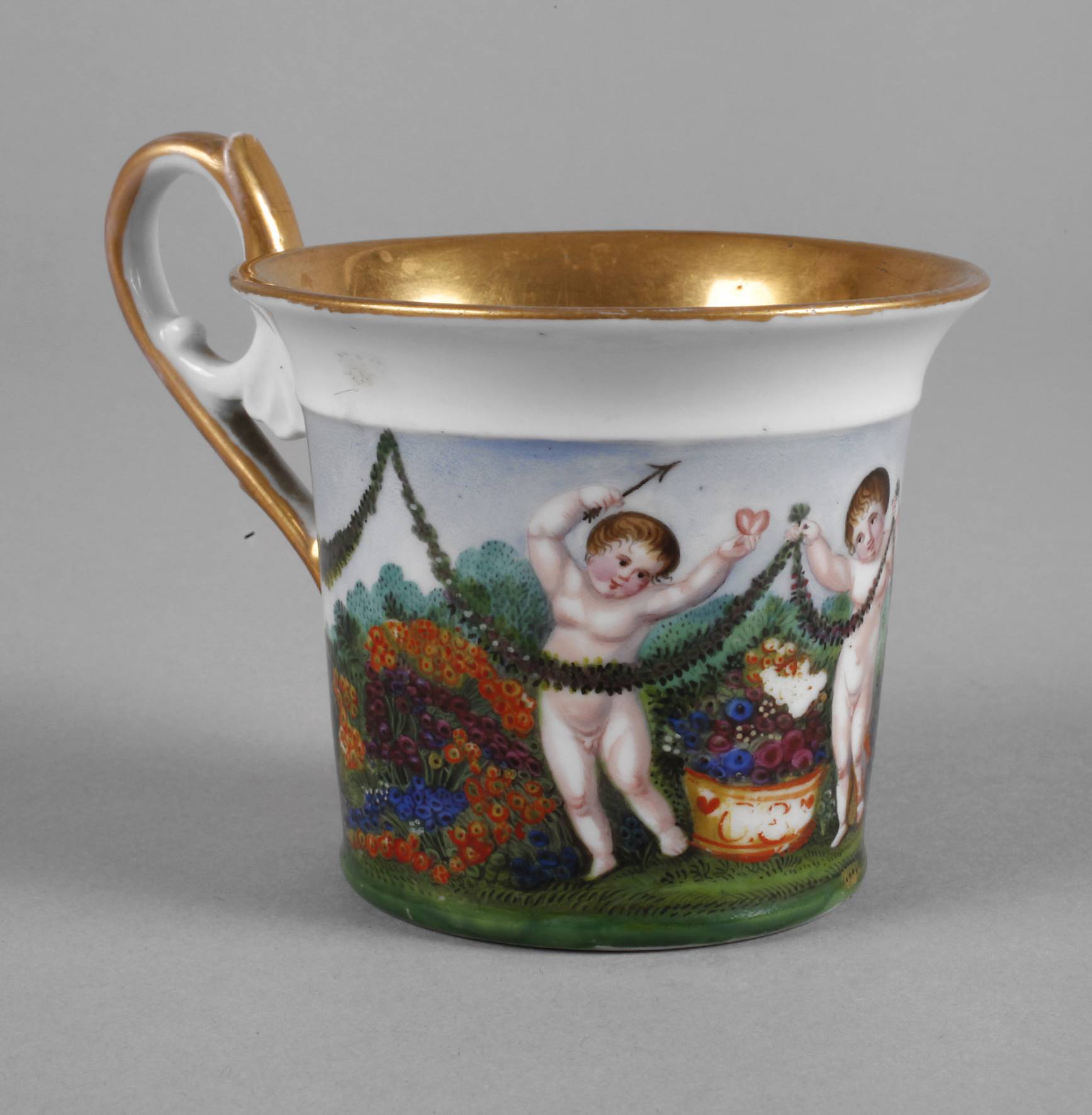 Klassizistische Tasse mit Putten
