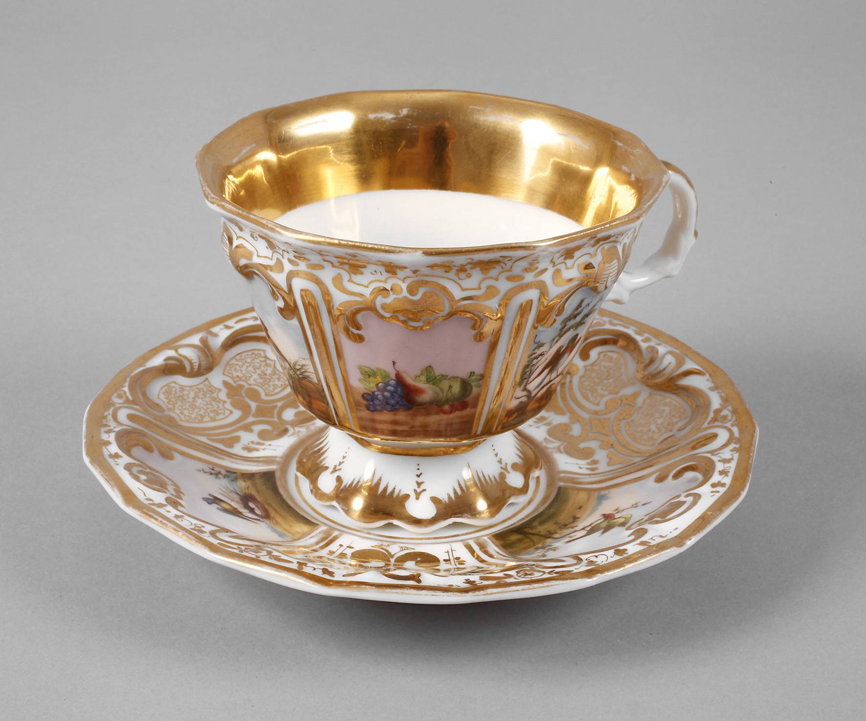 Biedermeiertasse Vögel und Früchte