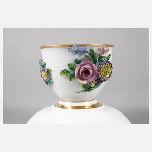 Meissen Tasse mit plastischen Blüten