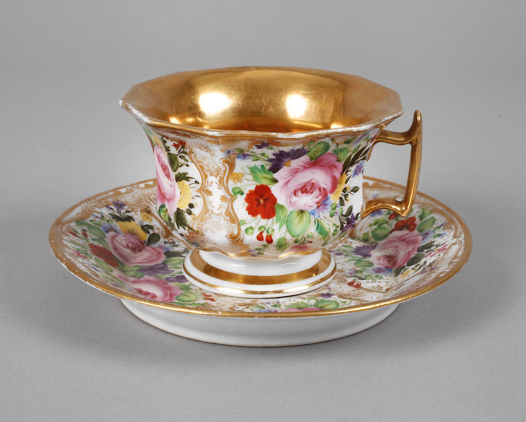 Tasse reiche Blütenmalerei