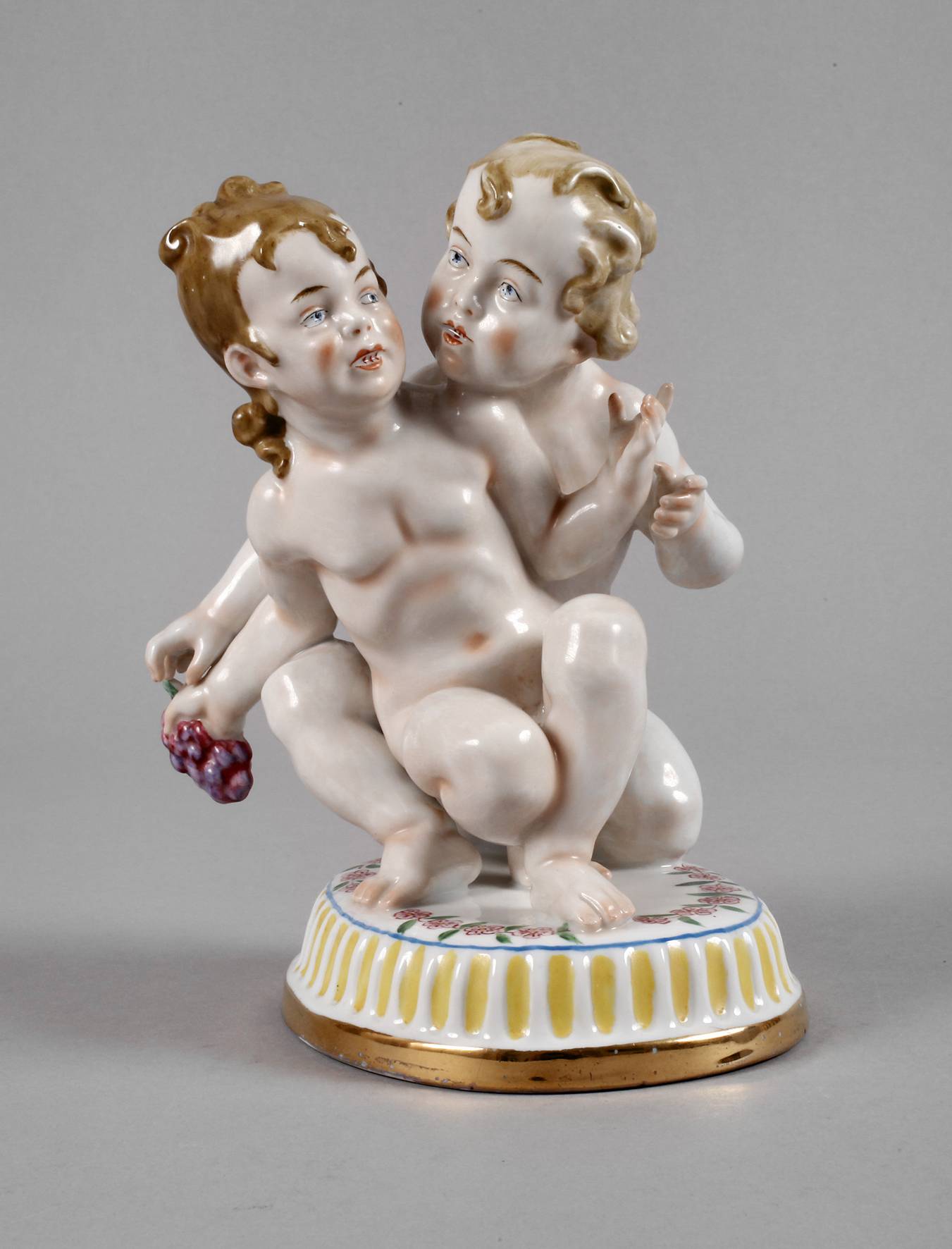 Fraureuth zwei Putten mit Weintraube