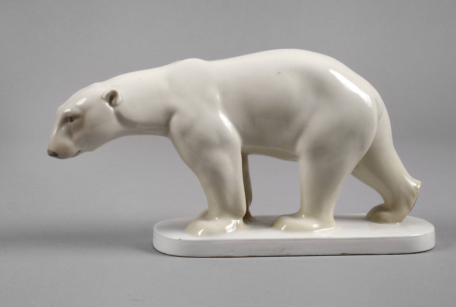 KPM Berlin schreitender Eisbär