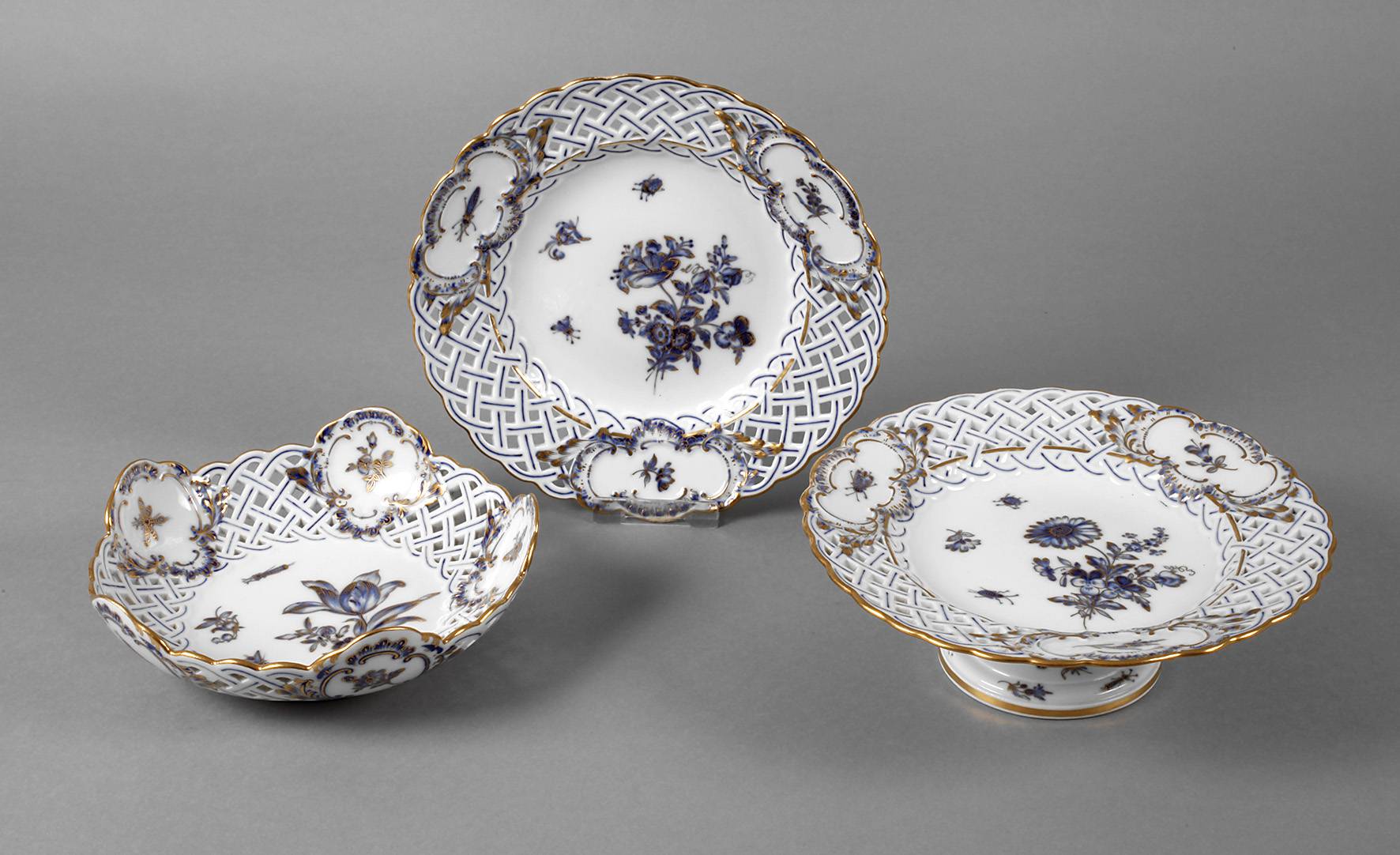 Meissen drei Duchbruchteile ”Blaue Blume mit Insekten”