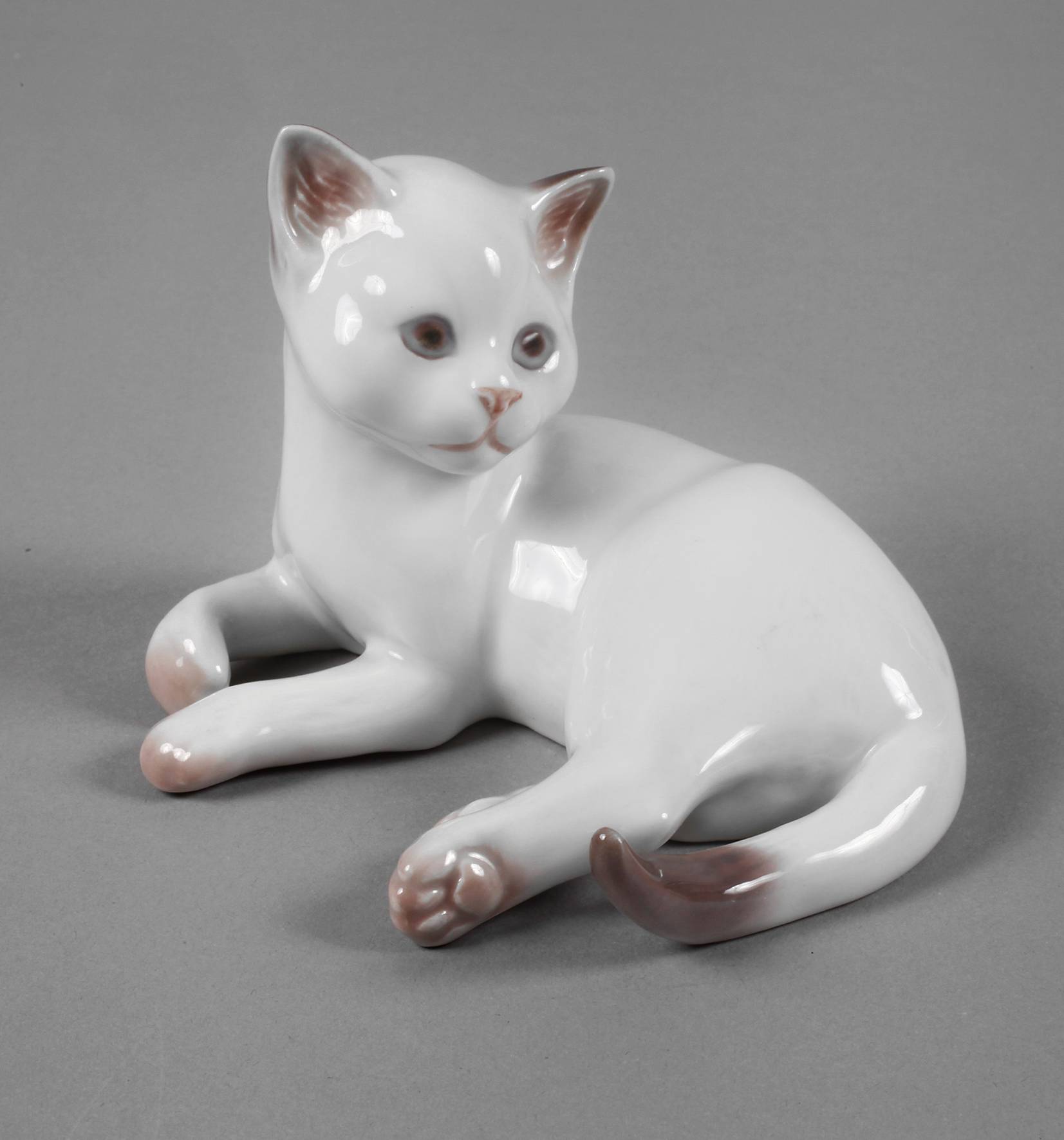 Royal Copenhagen liegende Katze