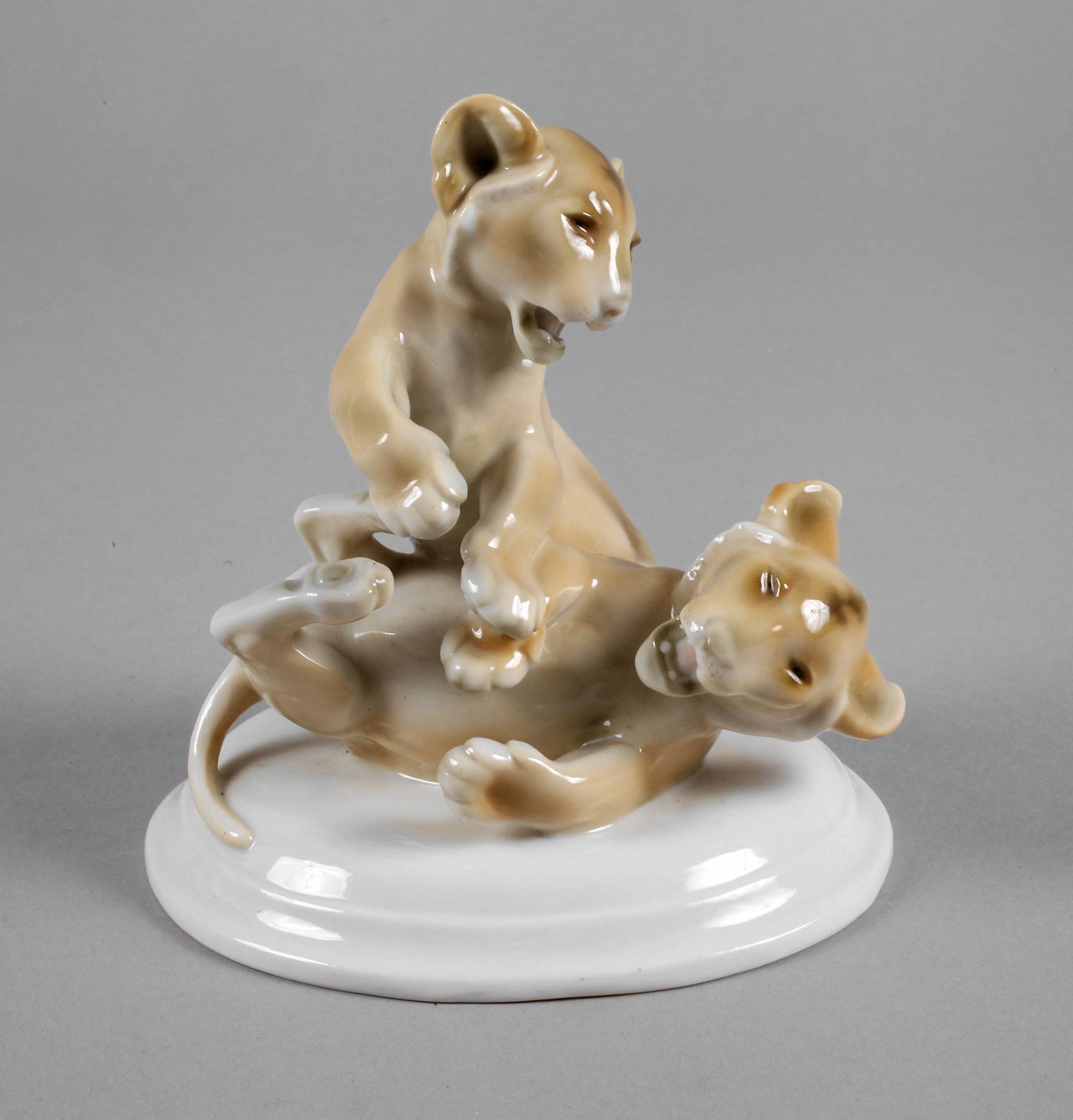 Schwarzburger Werkstätten spielende Löwenkinder