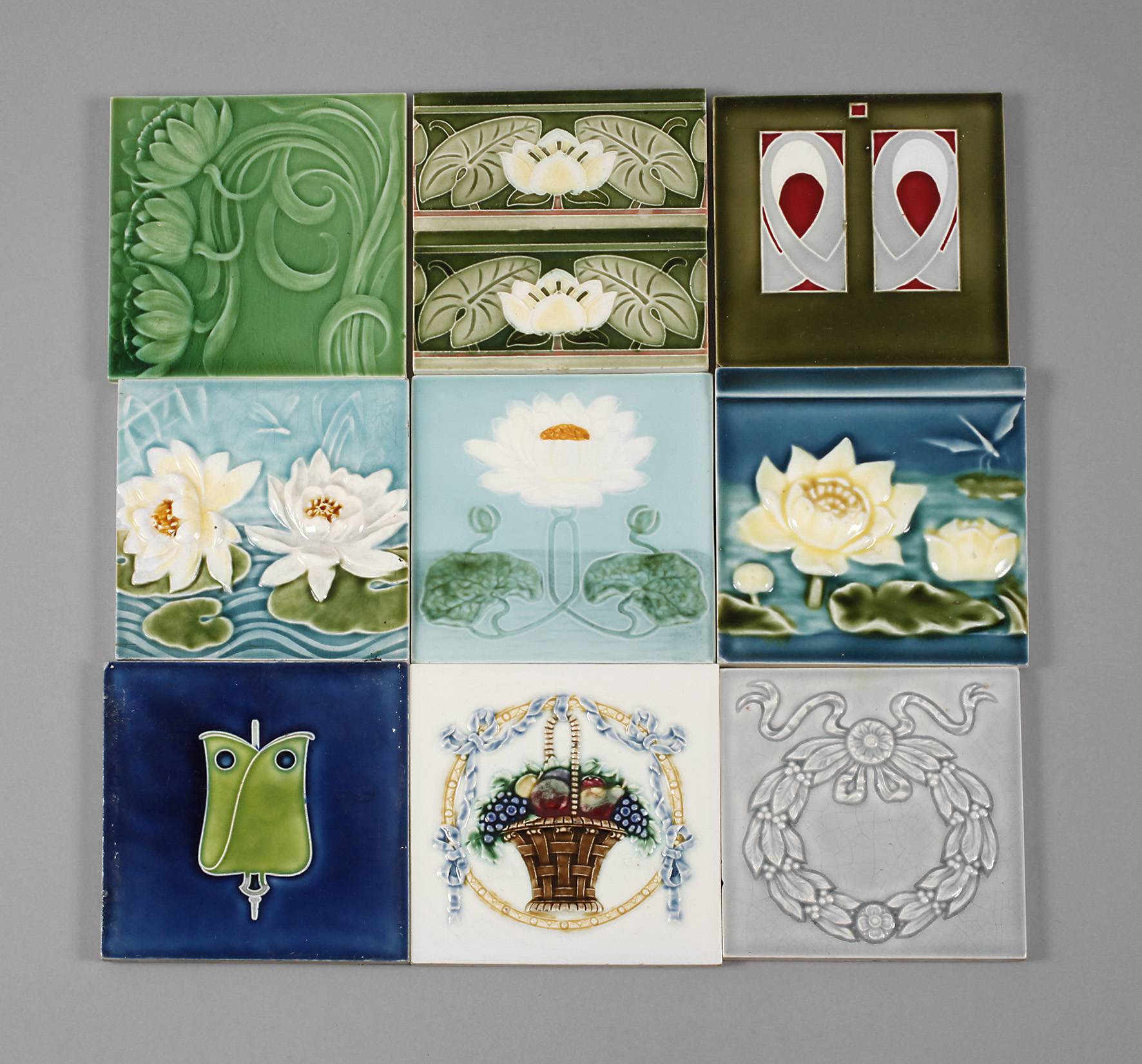 Acht Jugendstilfliesen und zwei Bordüren